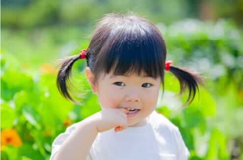指を加える子供の写真