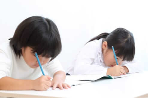 勉強する子供たち